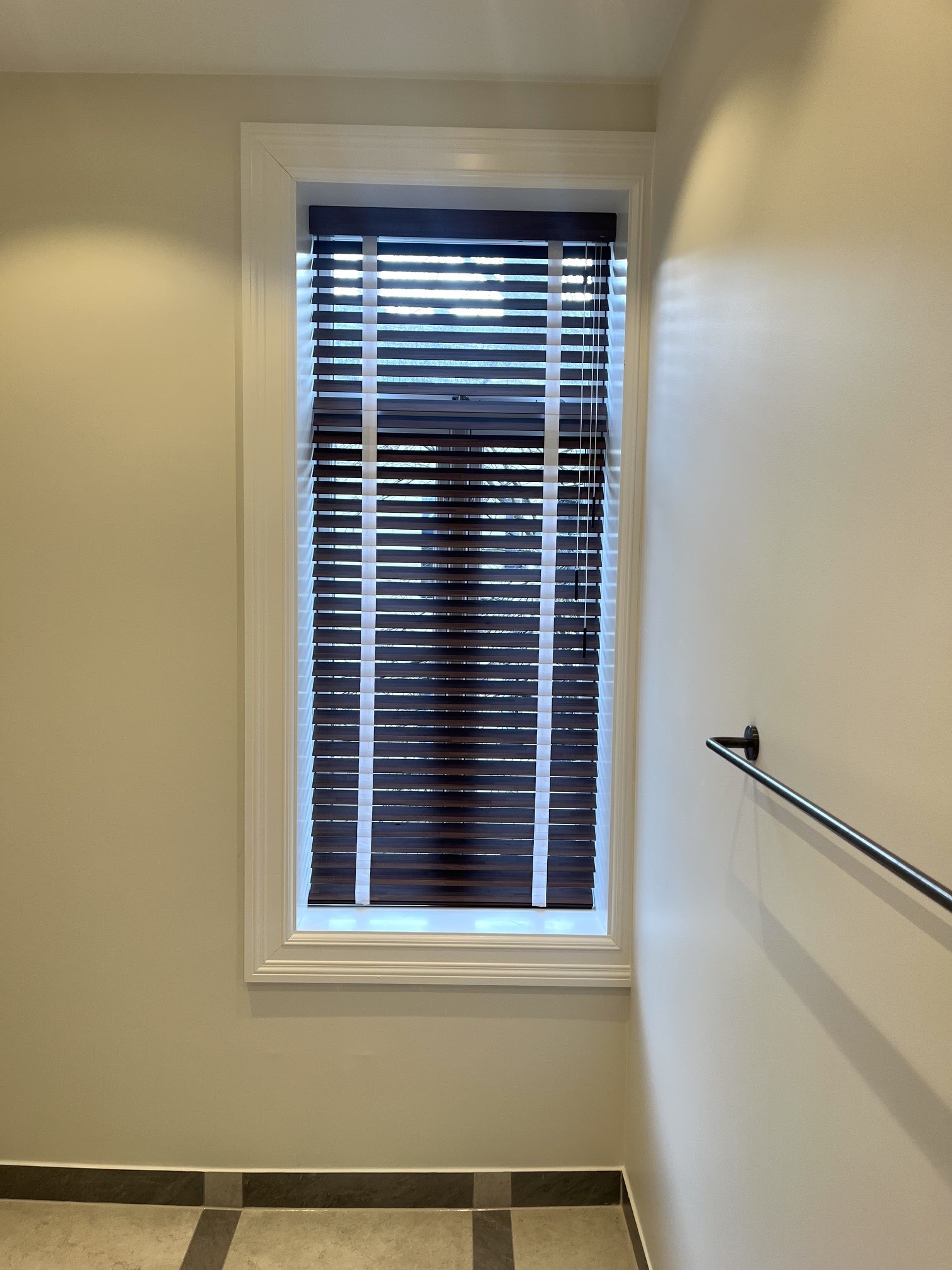 Lekkert er det med trepersienner fra Luxaflex